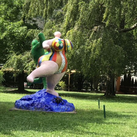 Frauenfigur N. de St. Phalle